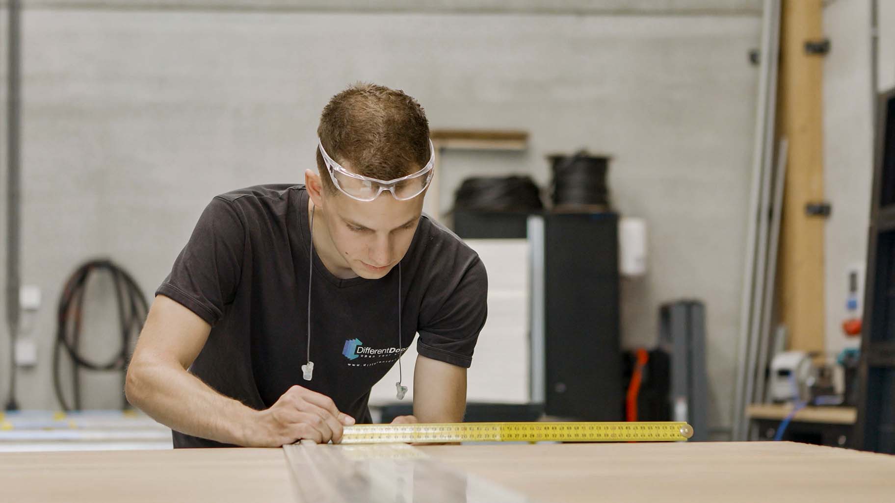 Different Doors production process in Budel (4)