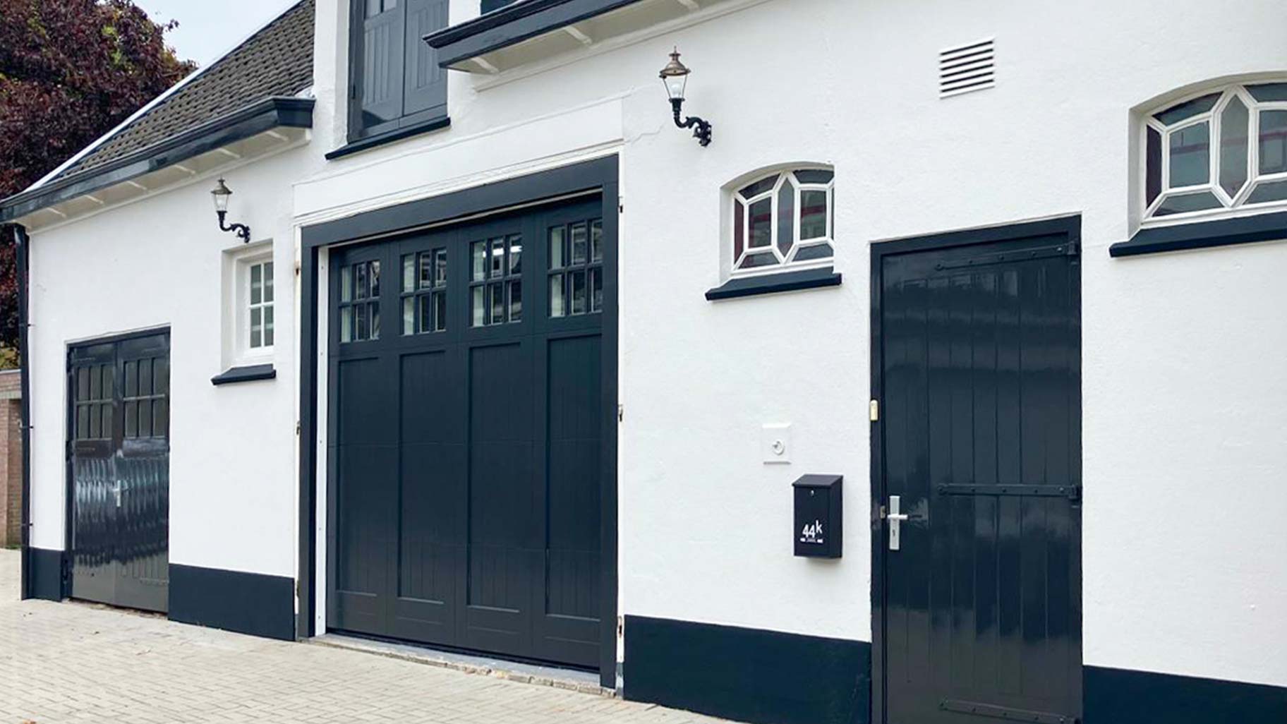 Garage door at a historic property in Bussum