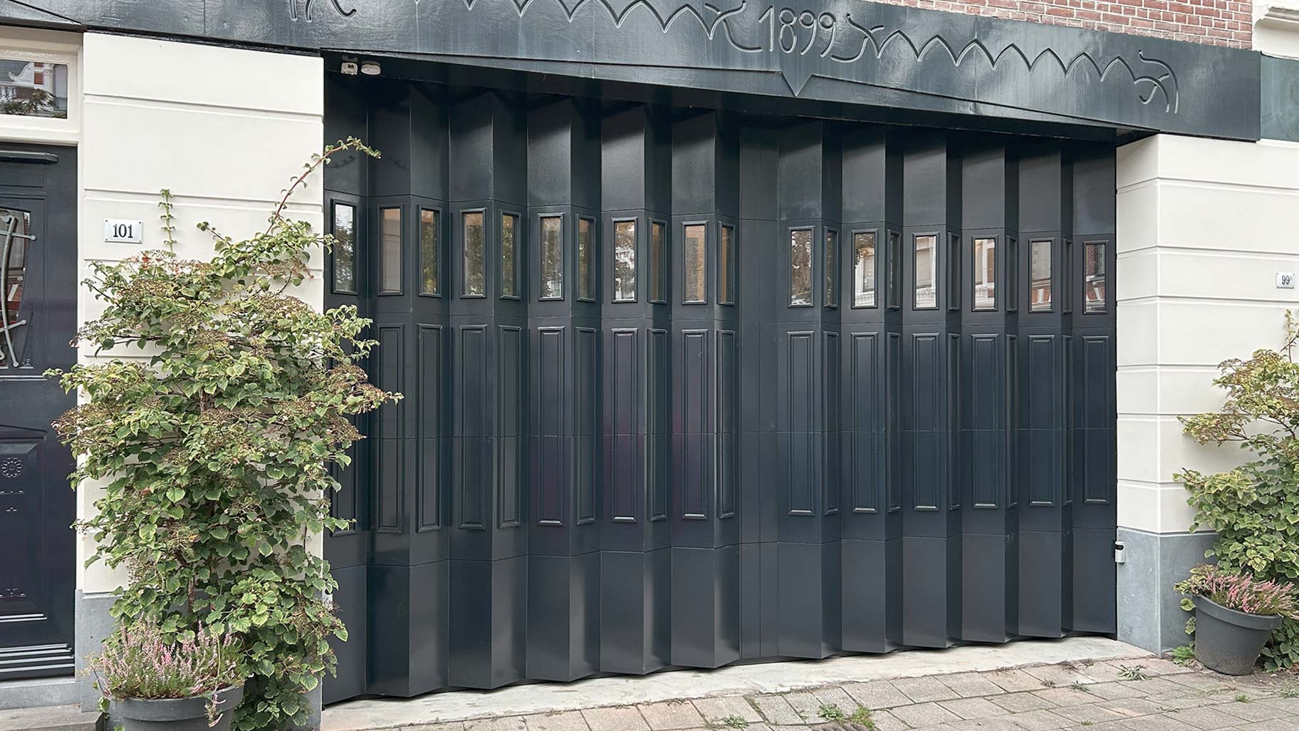 Heritage garage door in Rotterdam