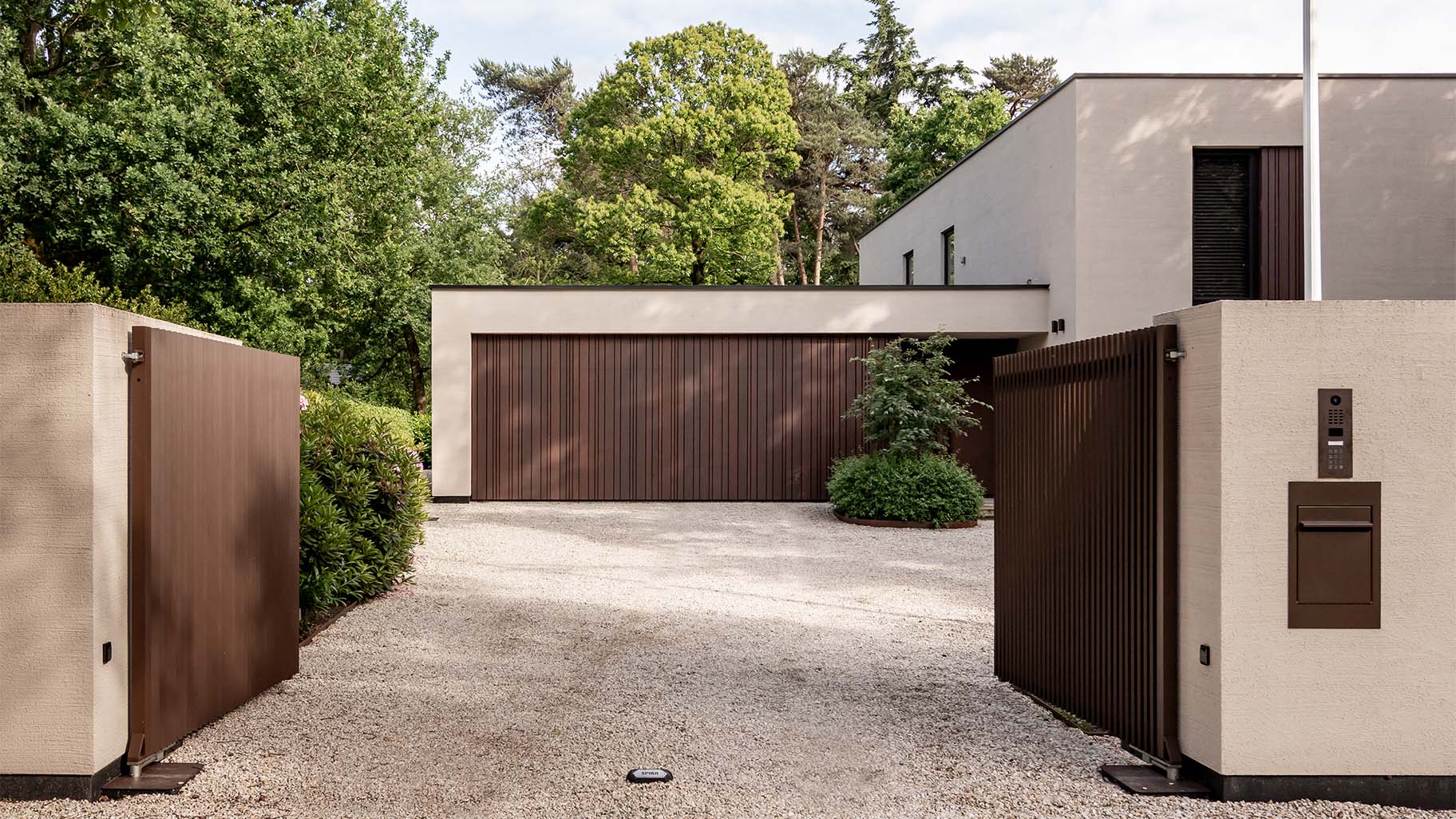 Garage door with cladding in a varied pattern, discreetly integrated into the façade