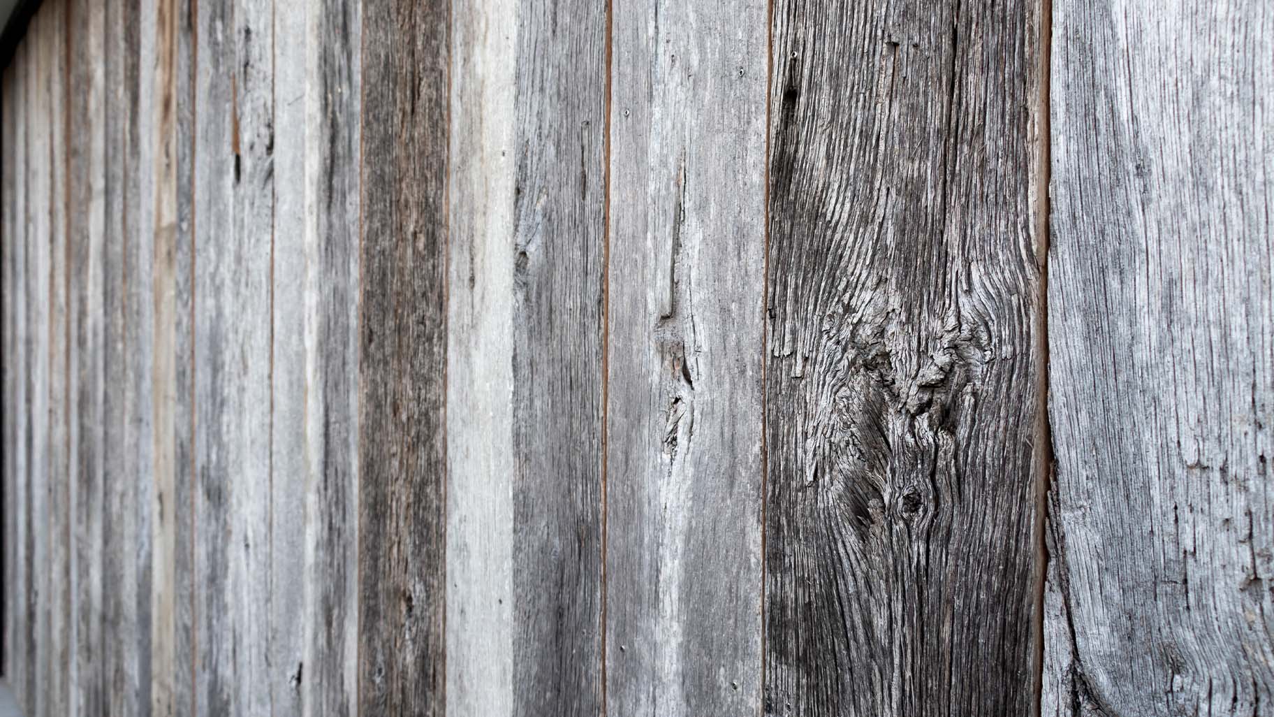 Doppelflügeliges Holz-Seitensektionaltor aus Barnwood von Different Doors