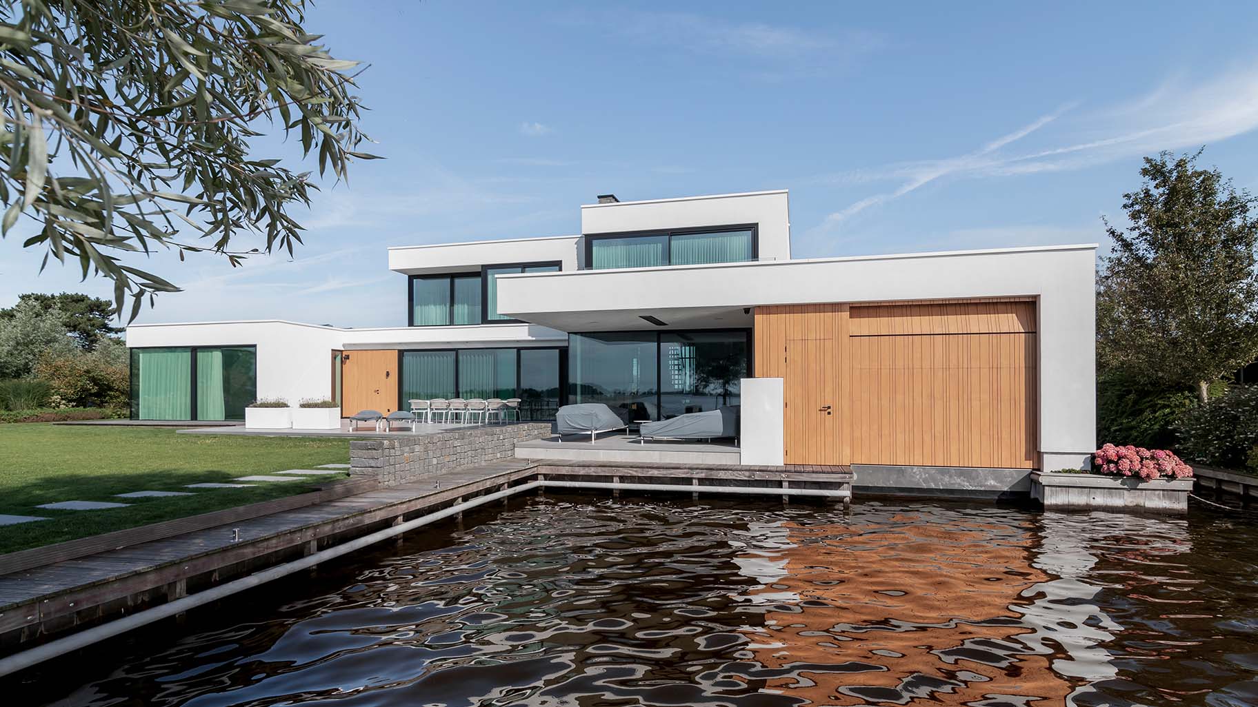 Maßgefertigtes Garagentor für ein Bootshaus an einer Villa am Wasser