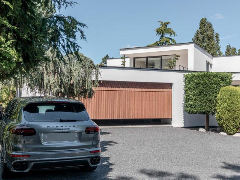 Six-metre-wide wooden garage door at an Ibiza-style house