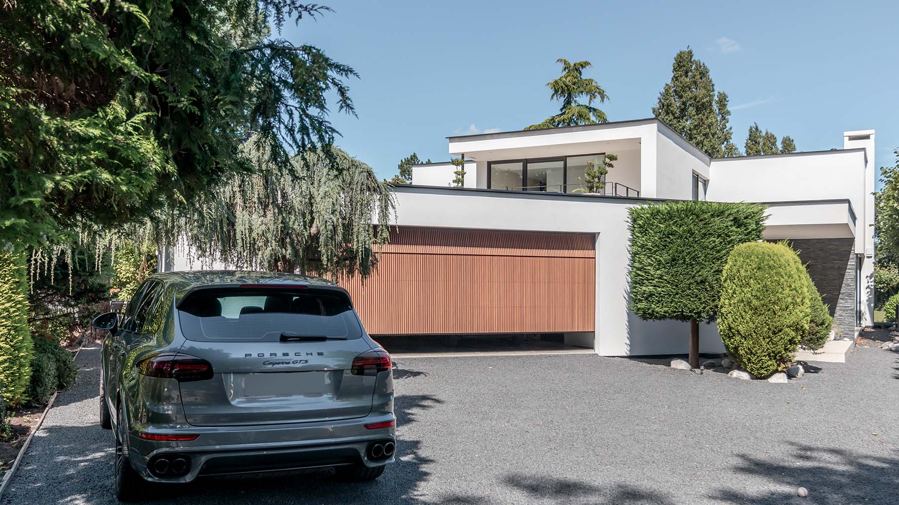 Six-metre-wide wooden garage door at an Ibiza-style house