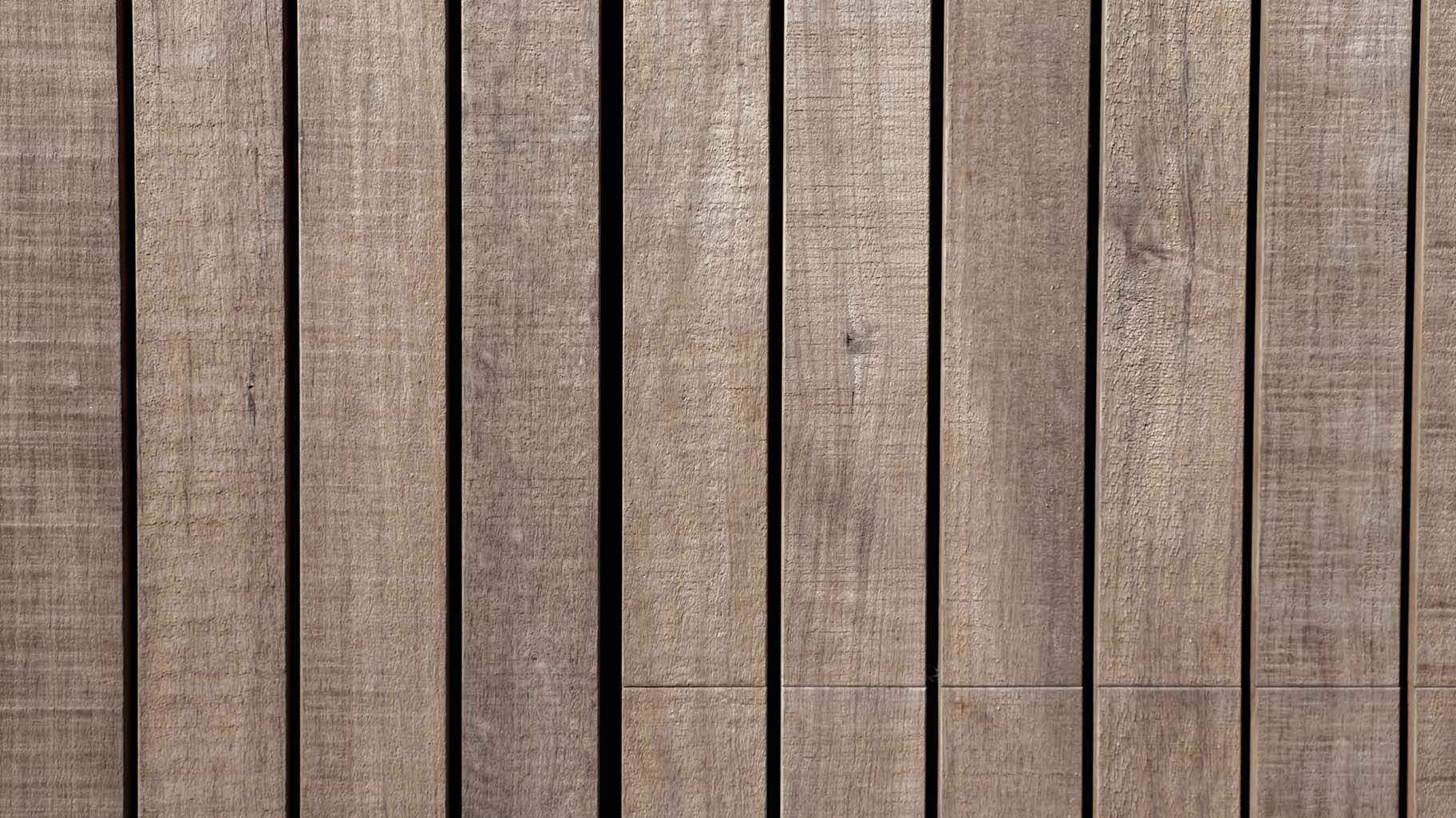 Holz-Garagentor, das mit der Fassade einer modernen Villa verschmilzt | Different Doors