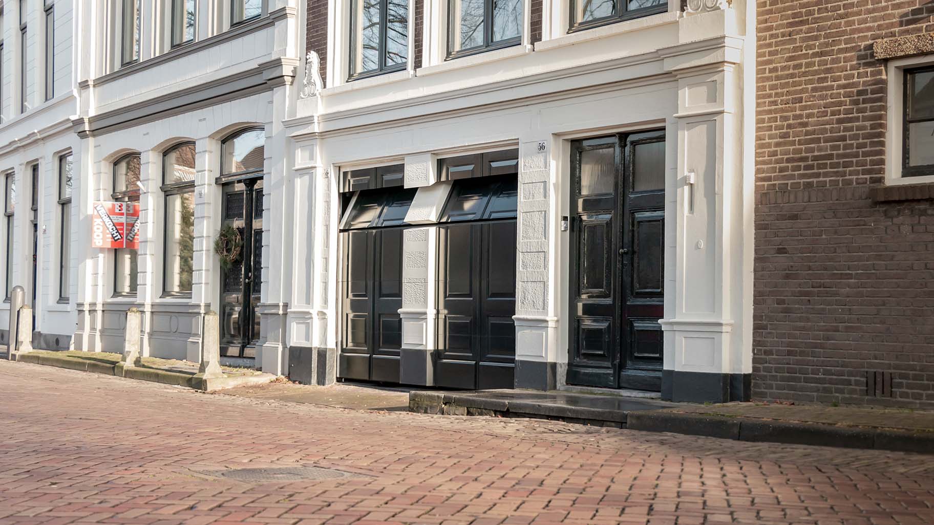 Holz-Garagentor für ein denkmalgeschütztes Gebäude in Gorinchem | Different Doors