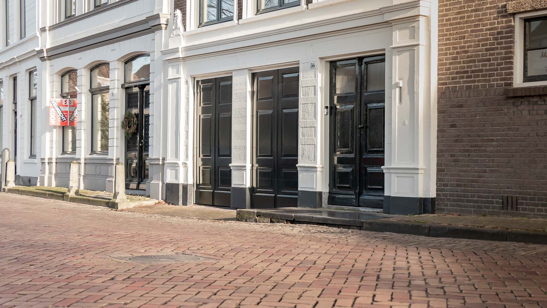 Holz-Garagentor für ein denkmalgeschütztes Gebäude in Gorinchem | Different Doors