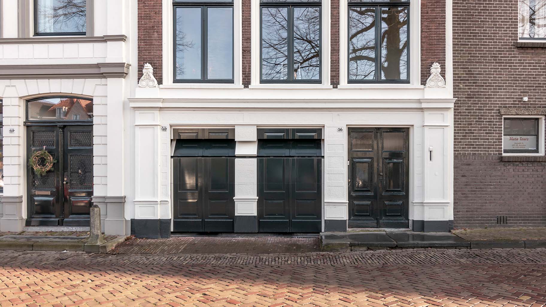 Holz-Garagentor für ein denkmalgeschütztes Gebäude in Gorinchem | Different Doors