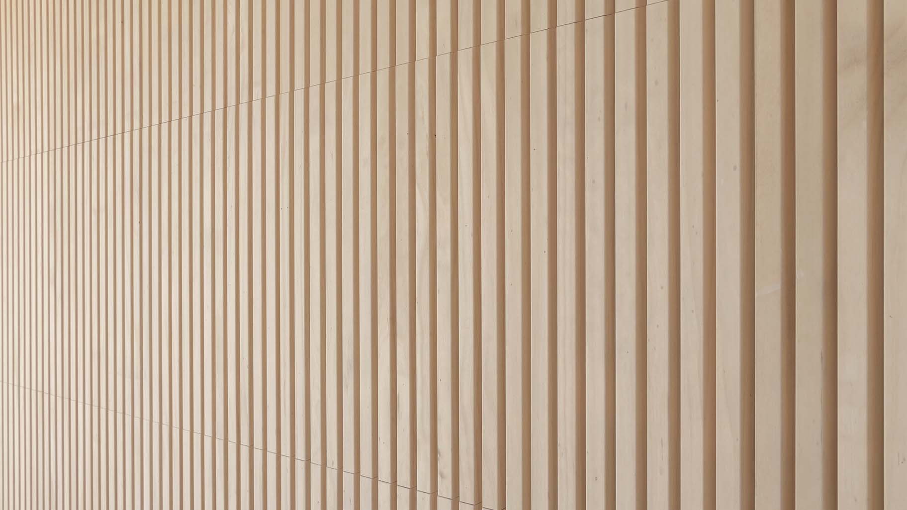 Holz-Sektionaltore mit integrierter Nebentür aus Accoya-Holz | Different Doors