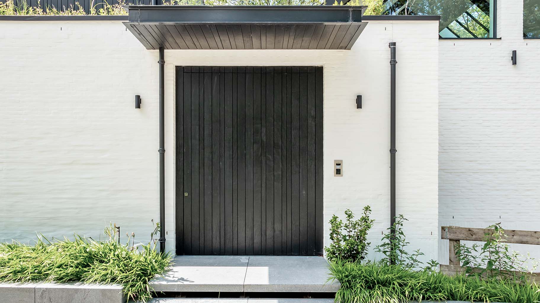 Pivoting wooden door as a front door - Different Doors