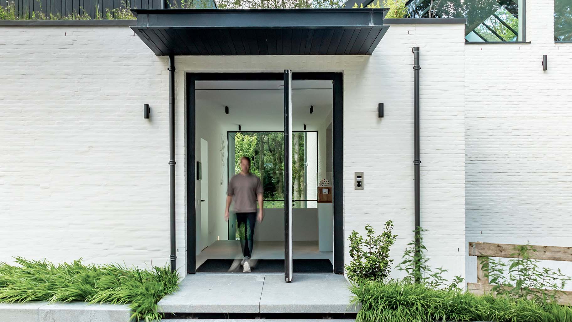 Pivoting wooden door as a front door - Different Doors