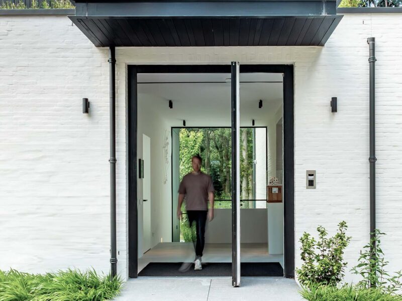 Pivoting wooden door as a front door - Different Doors