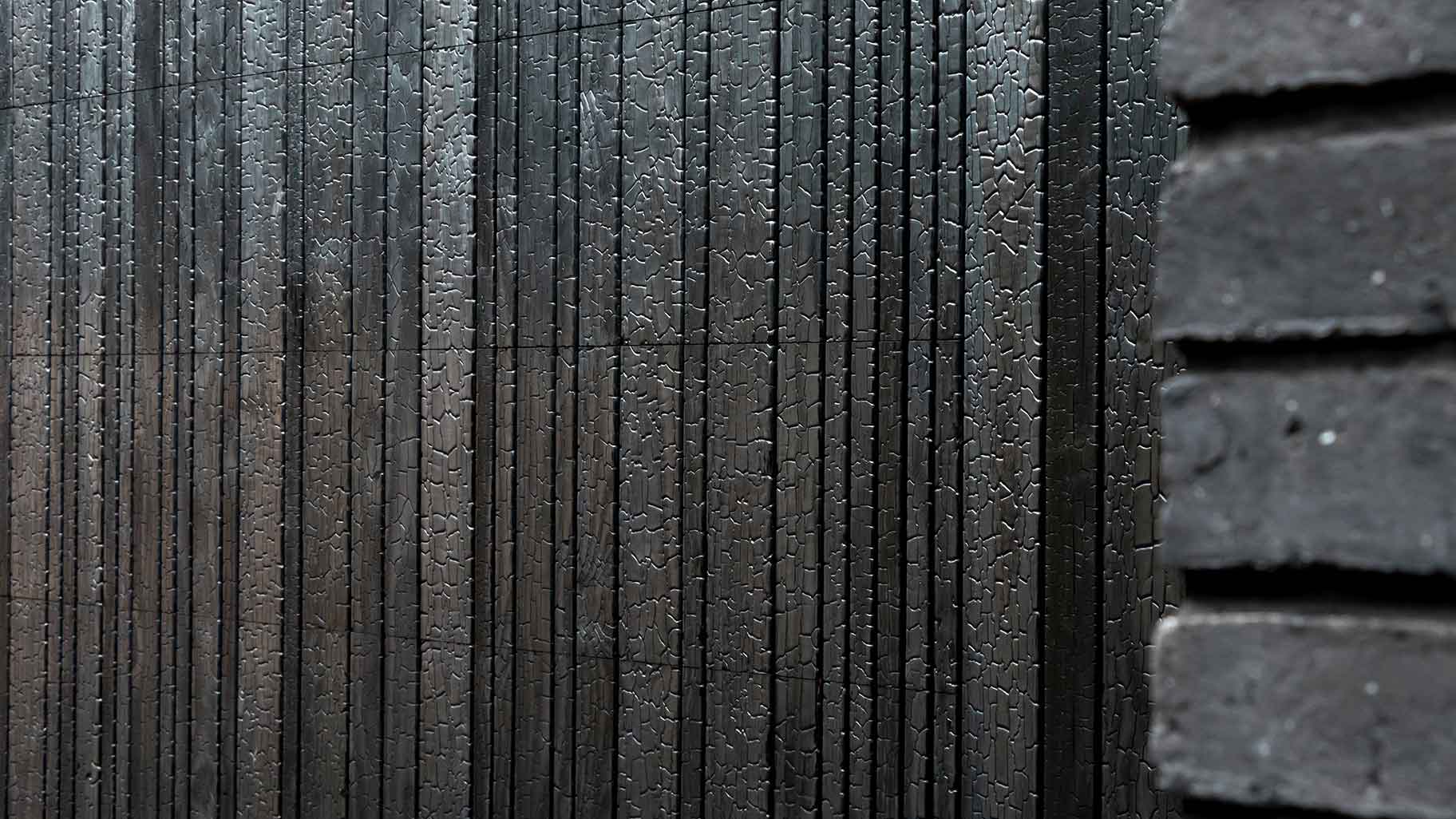 Holz-Garagentor aus Shou Sugi Ban, veredelt durch die traditionelle japanische Technik des Verkohlens