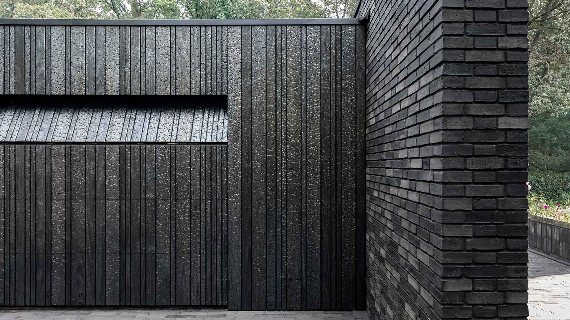 Holz-Garagentor aus Shou Sugi Ban, veredelt durch die traditionelle japanische Technik des Verkohlens