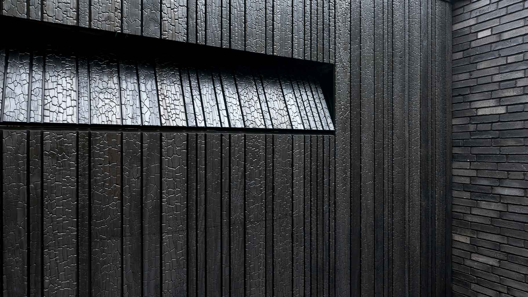 Holz-Garagentor aus Shou Sugi Ban, veredelt durch die traditionelle japanische Technik des Verkohlens