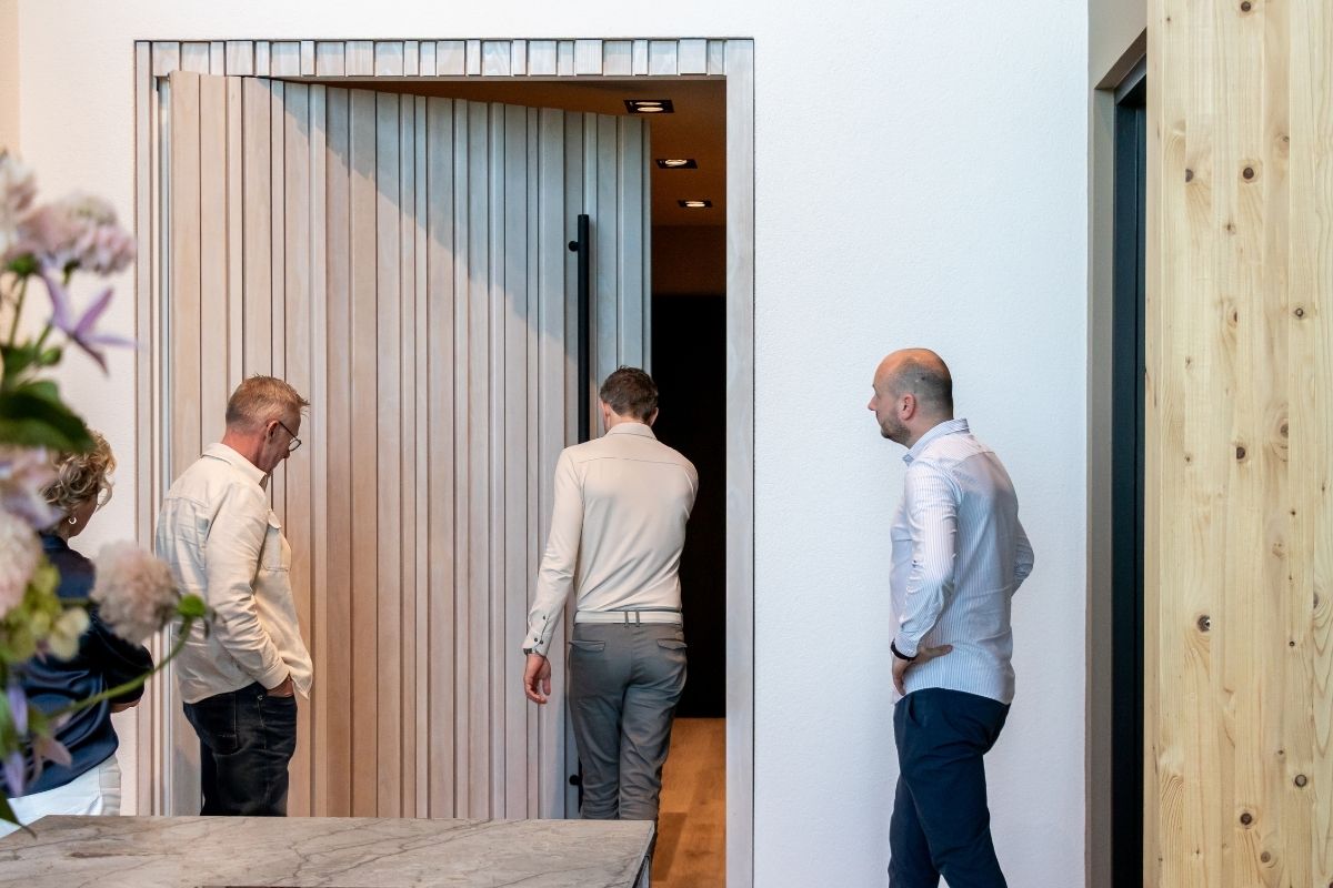 Ausstellungsraum „Different Doors“ – Pivot-Türen
