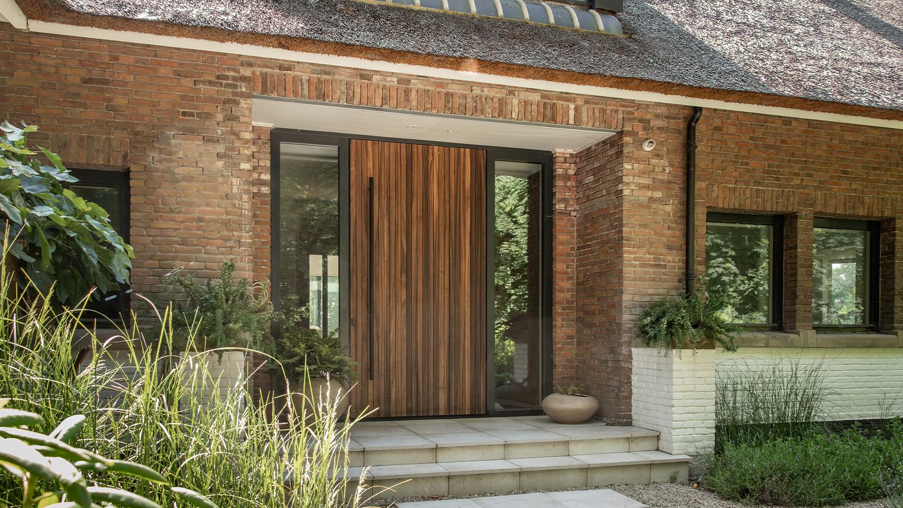 Custom-made pivot door made of padauk