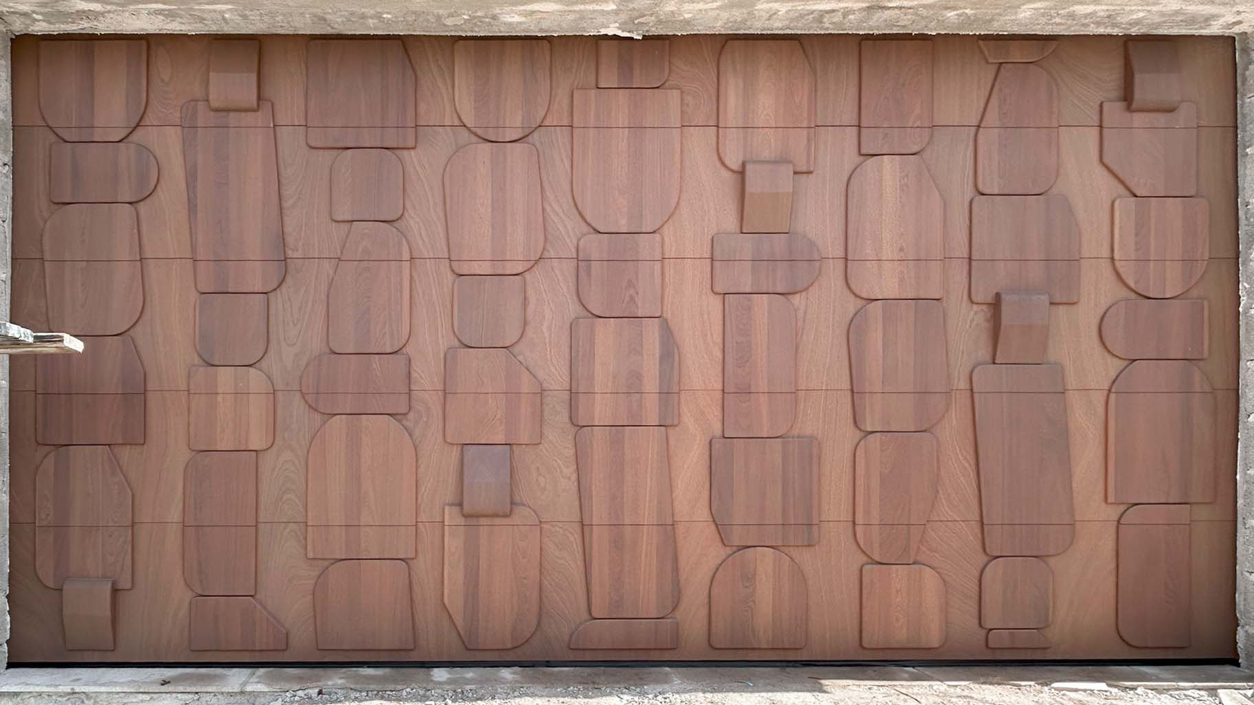 Luxuriöses Garagentor mit maßgefertigten Holzdetails für eine Villa auf Curaçao