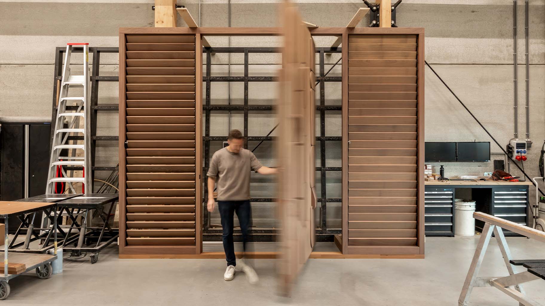 Luxuriöses Pivot-Tür mit maßgefertigten Holzdetails für eine Villa auf Curaçao