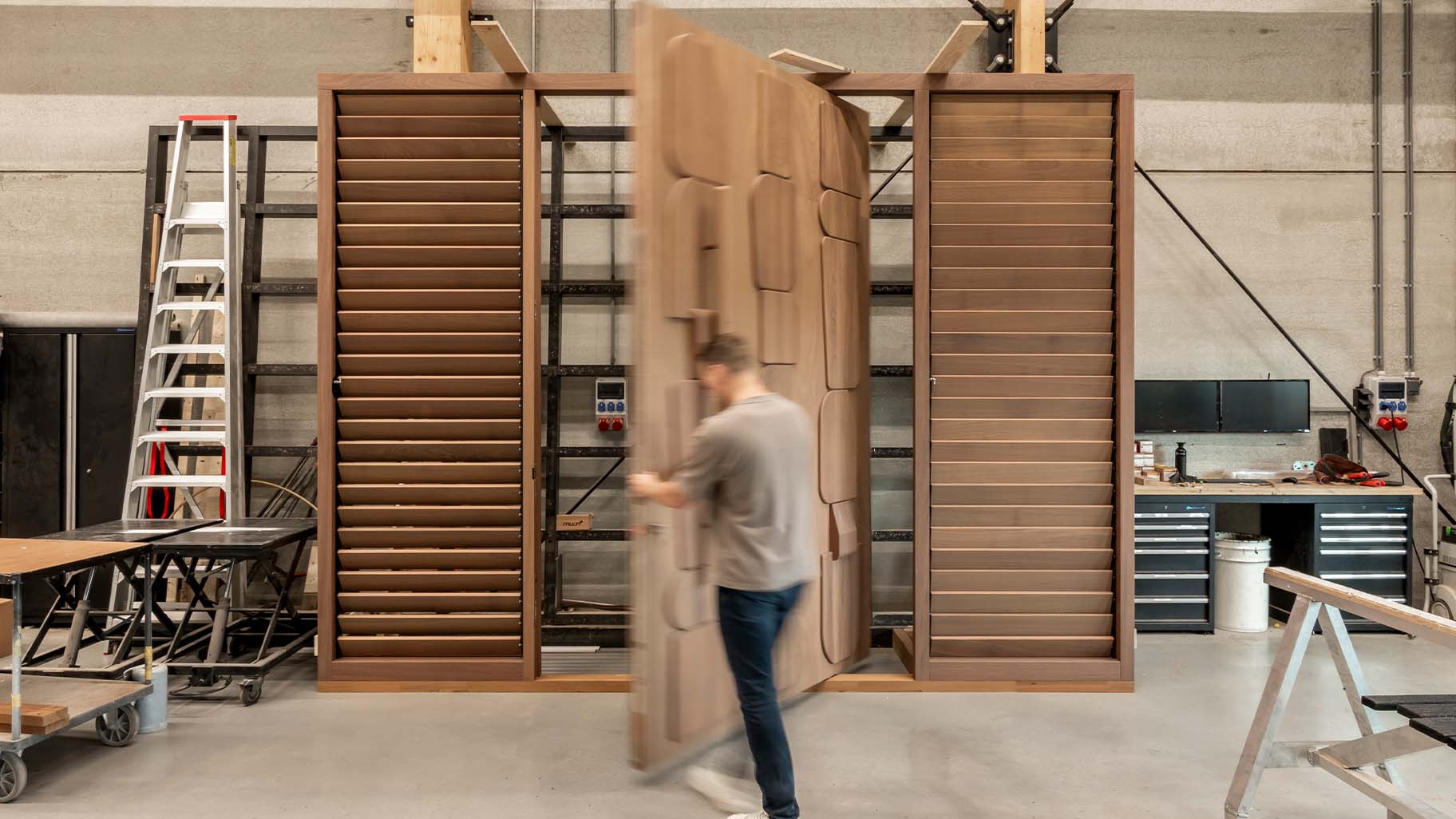 Luxuriöses Pivot-Tür mit maßgefertigten Holzdetails für eine Villa auf Curaçao