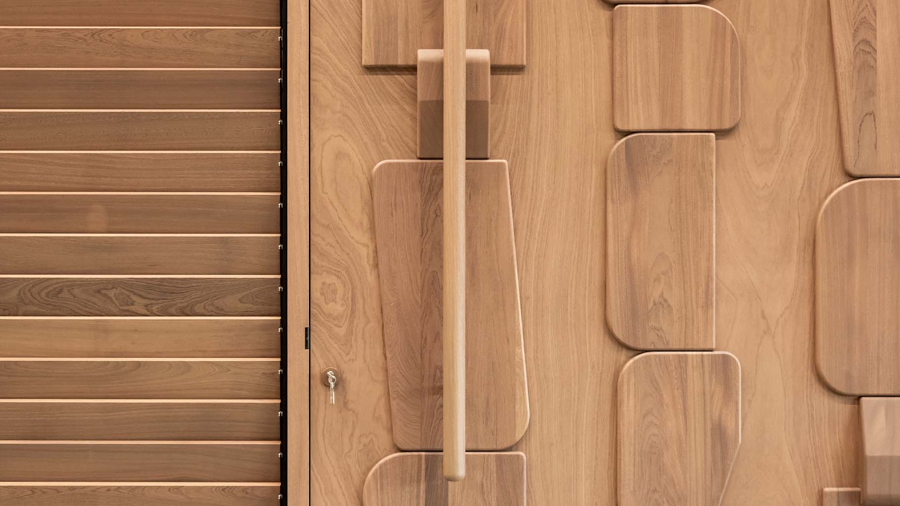 Luxuriöses Pivot-Tür mit maßgefertigten Holzdetails für eine Villa auf Curaçao