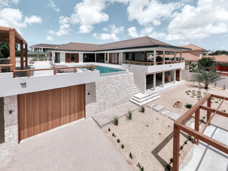 Villa on Curaçao with a wooden side-opening garage door