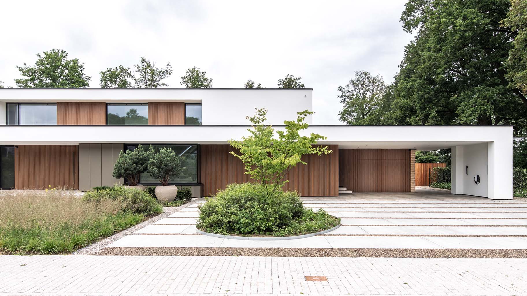 Fraké side-opening garage door made of wooden slats