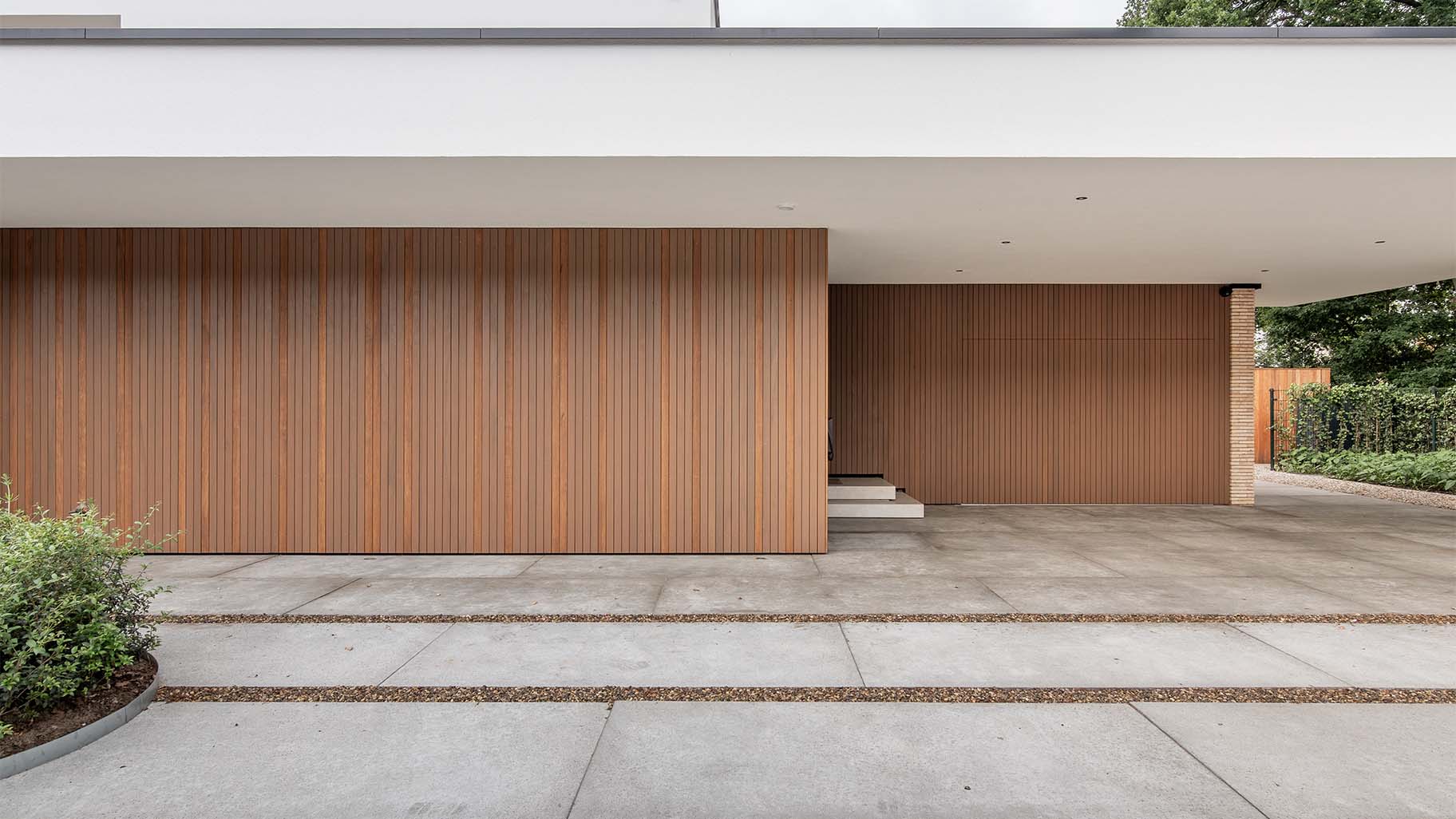 Fraké side-opening garage door made of wooden slats