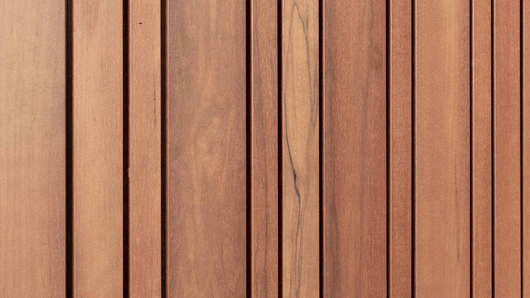 Seitensektionaltor aus Limba-Holz Different Doors