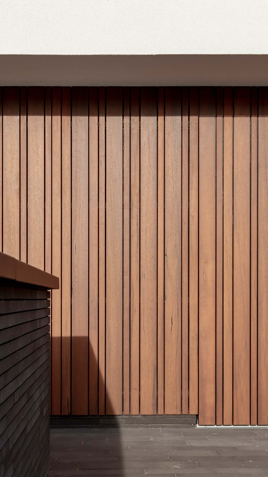 Seitensektionaltor aus Limba-Holz Different Doors