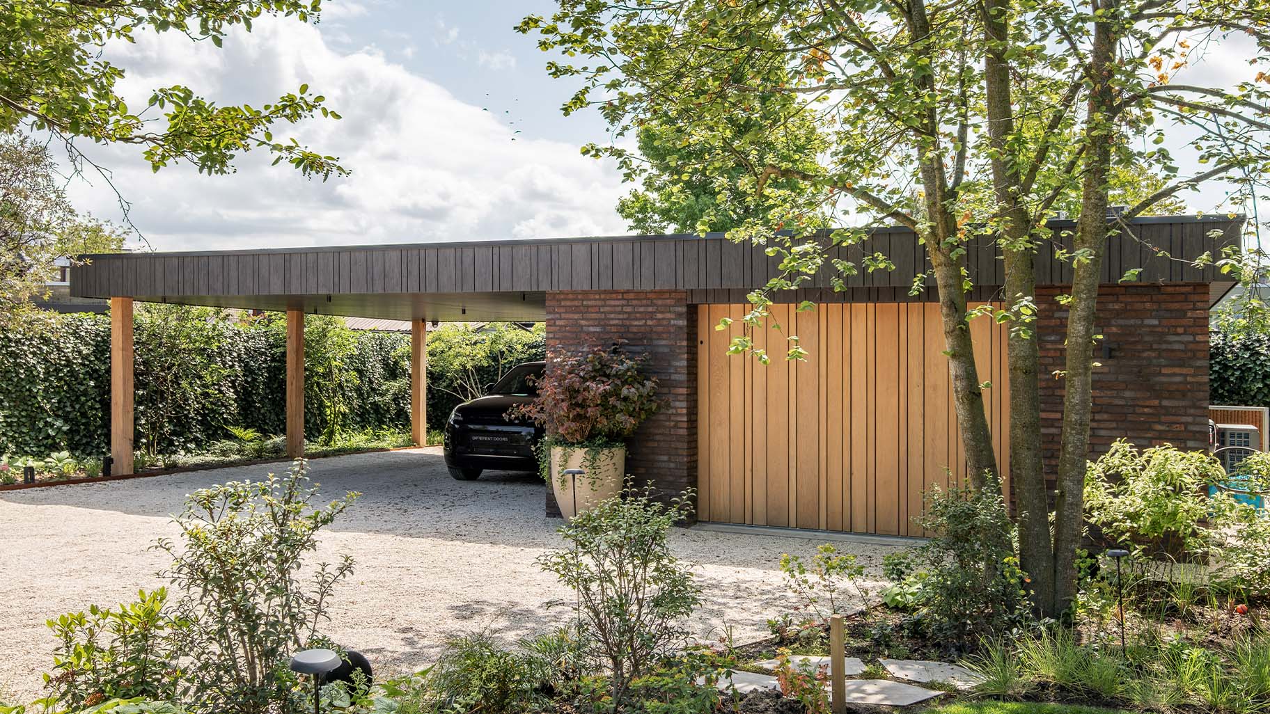 Seitensektionaltor und Pivot-Tür aus Eichenholz im gleichen Stil | Different Doors