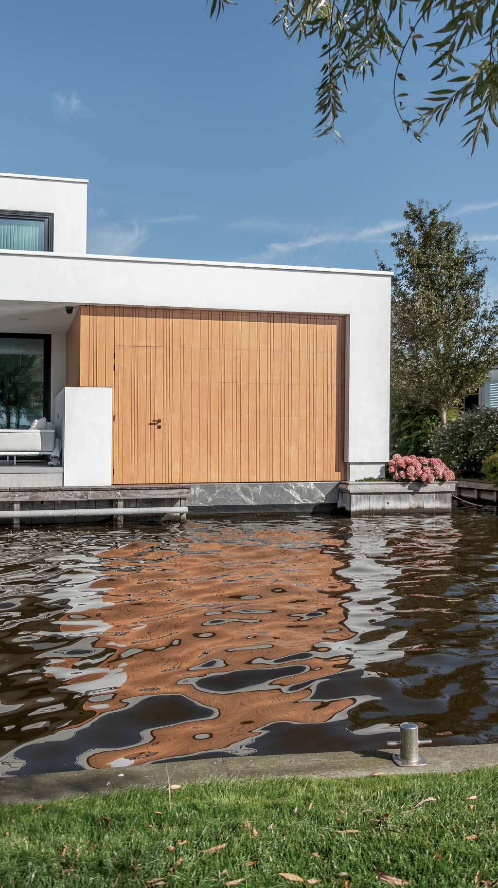 Maßgefertigtes Garagentor für ein Bootshaus an einer Villa am Wasser
