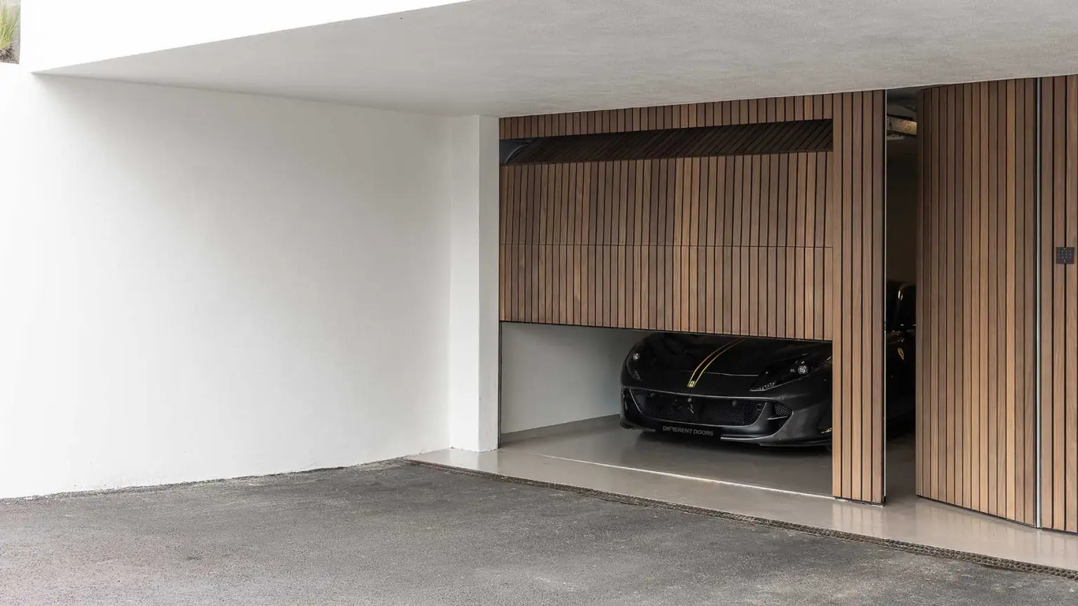 Architectural garage doors voor luxury residences