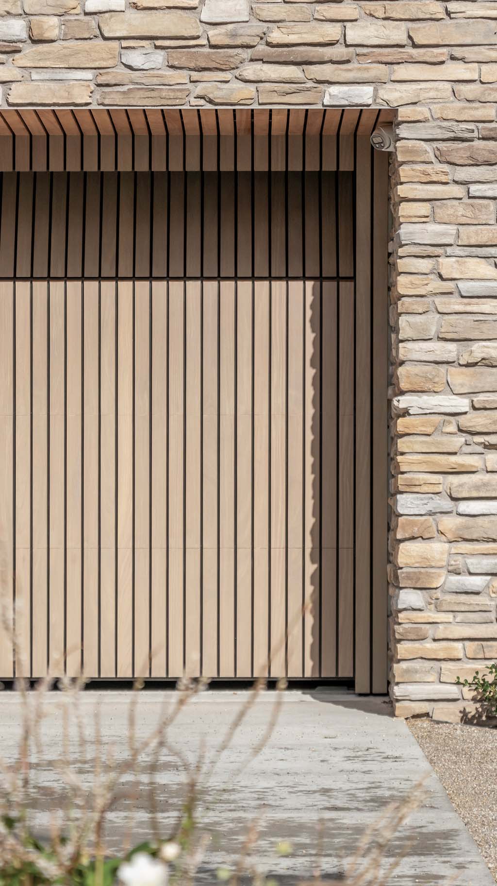 Holz-Sektionaltore mit vertikalen Afrormosia-Leisten | Different Doors