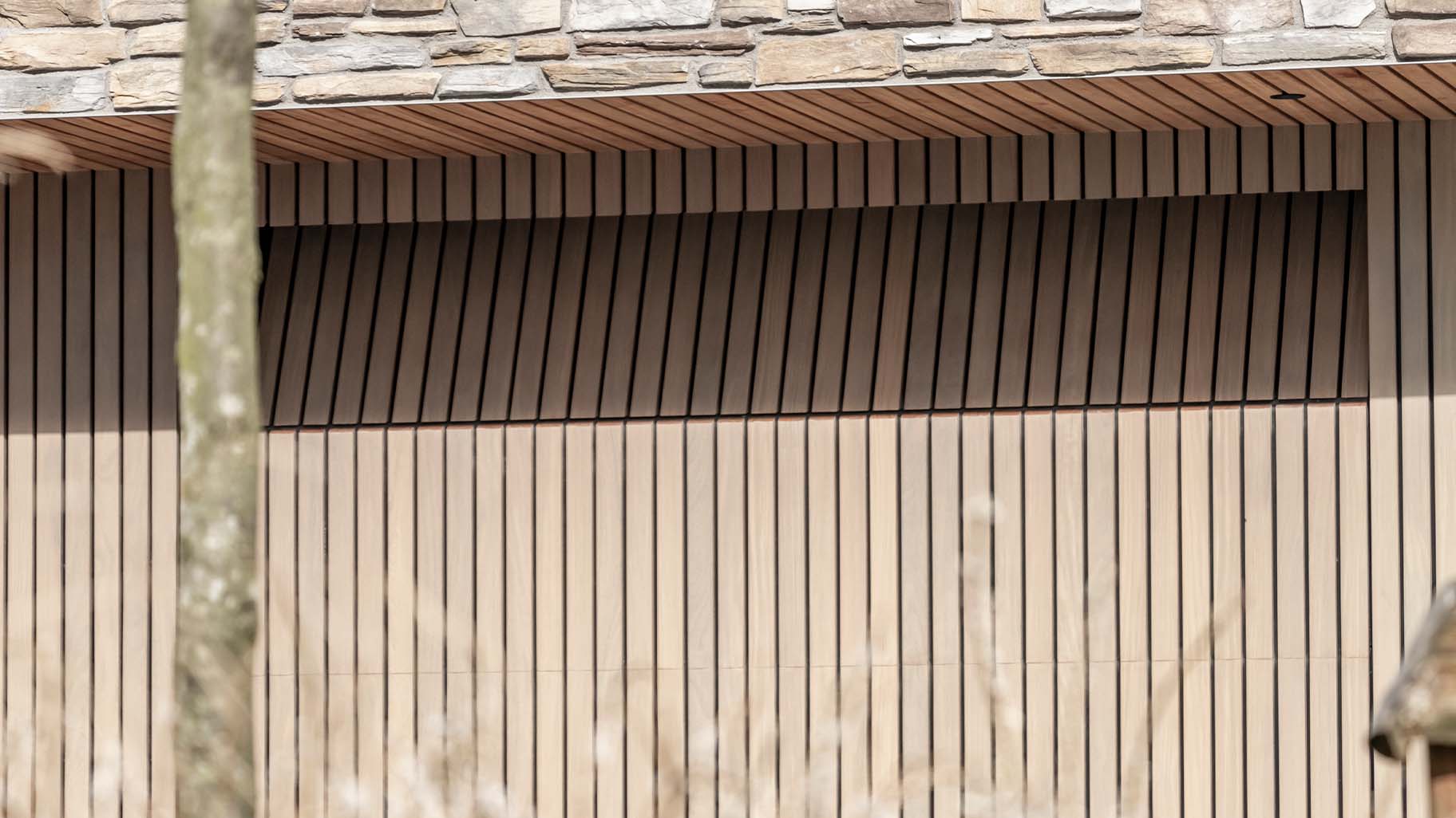 Holz-Sektionaltore mit vertikalen Afrormosia-Leisten | Different Doors