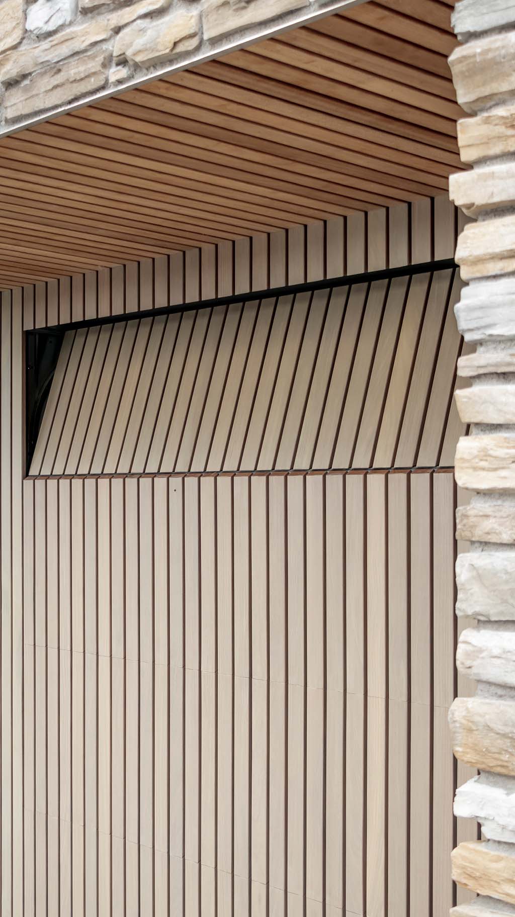 Holz-Sektionaltore mit vertikalen Afrormosia-Leisten | Different Doors