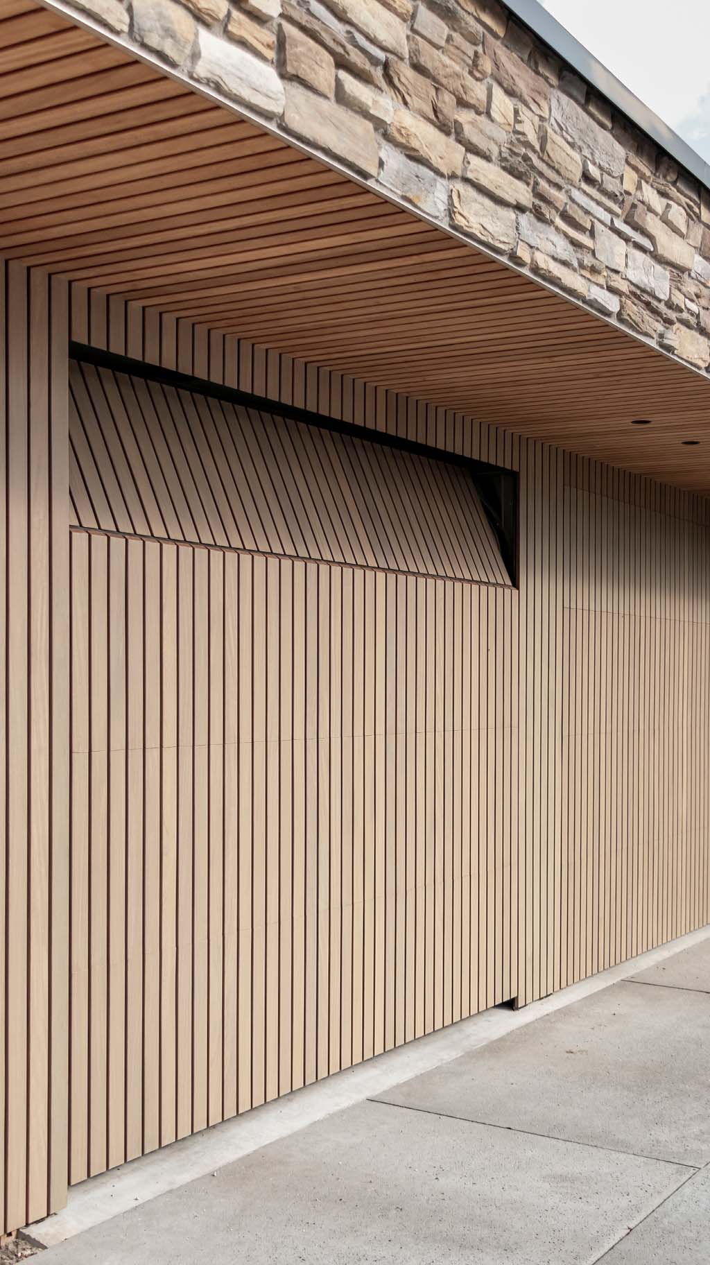 Holz-Sektionaltore mit vertikalen Afrormosia-Leisten | Different Doors