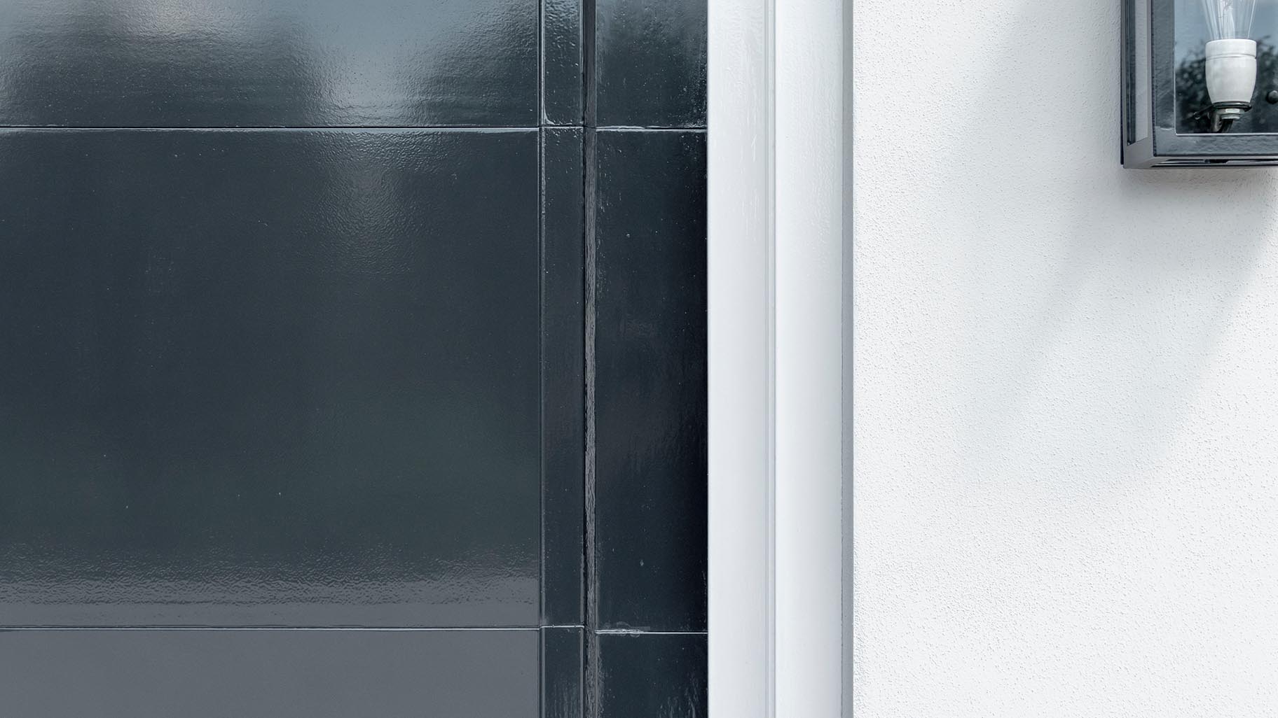 Garagentore im klassischen Stil für ein Landgut mit Villa | Different Doors