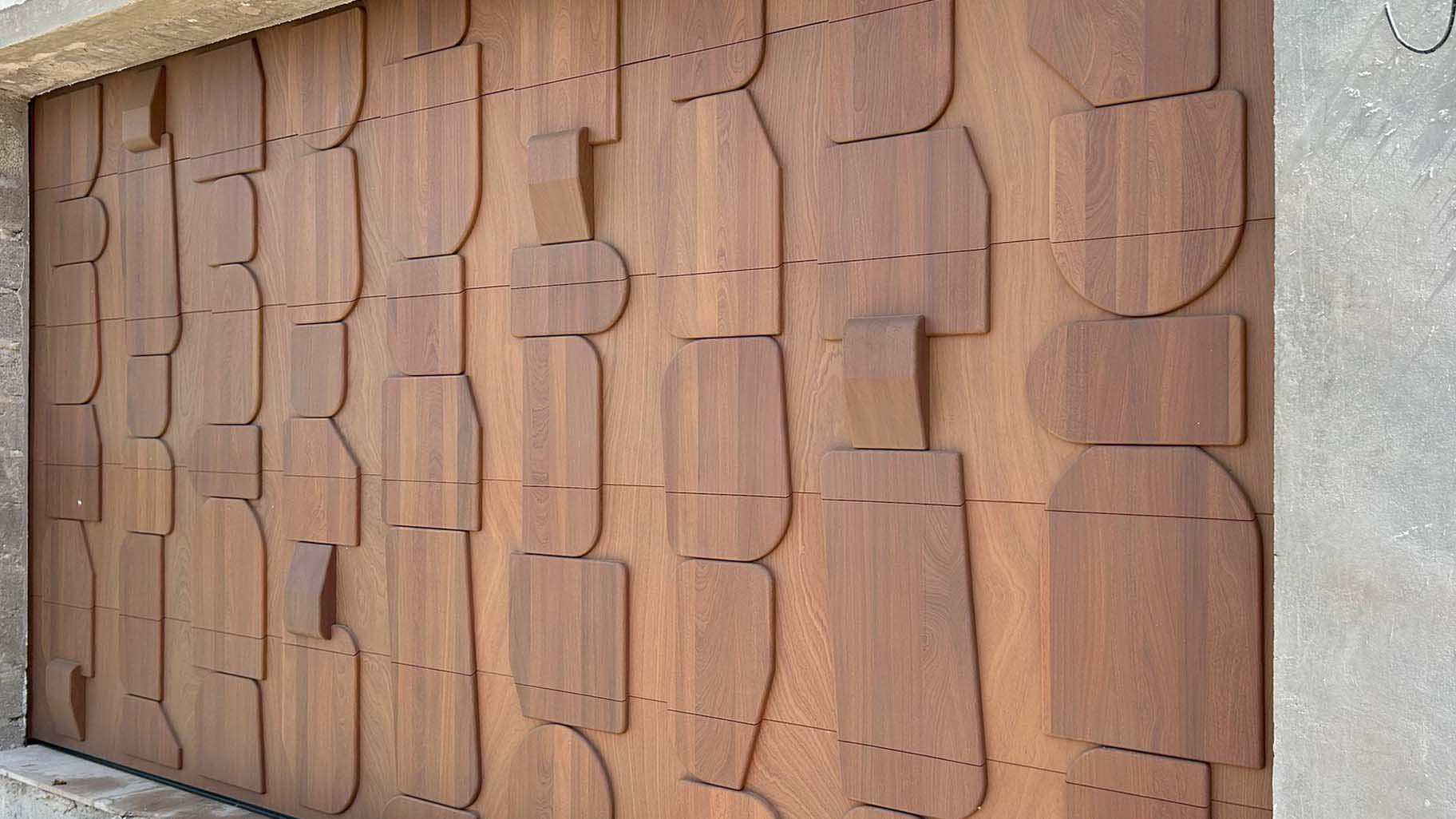 Luxuriöses Garagentor mit maßgefertigten Holzdetails für eine Villa auf Curaçao